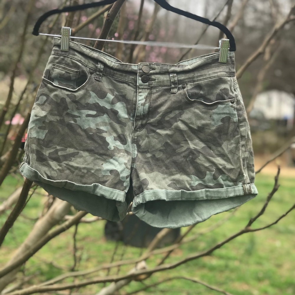 Army print shorts! High rise!
